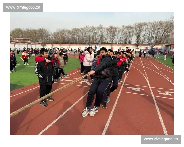 二年级拔河比赛展现团结协作精神 同学们用力量与坚持诠释友谊与荣誉